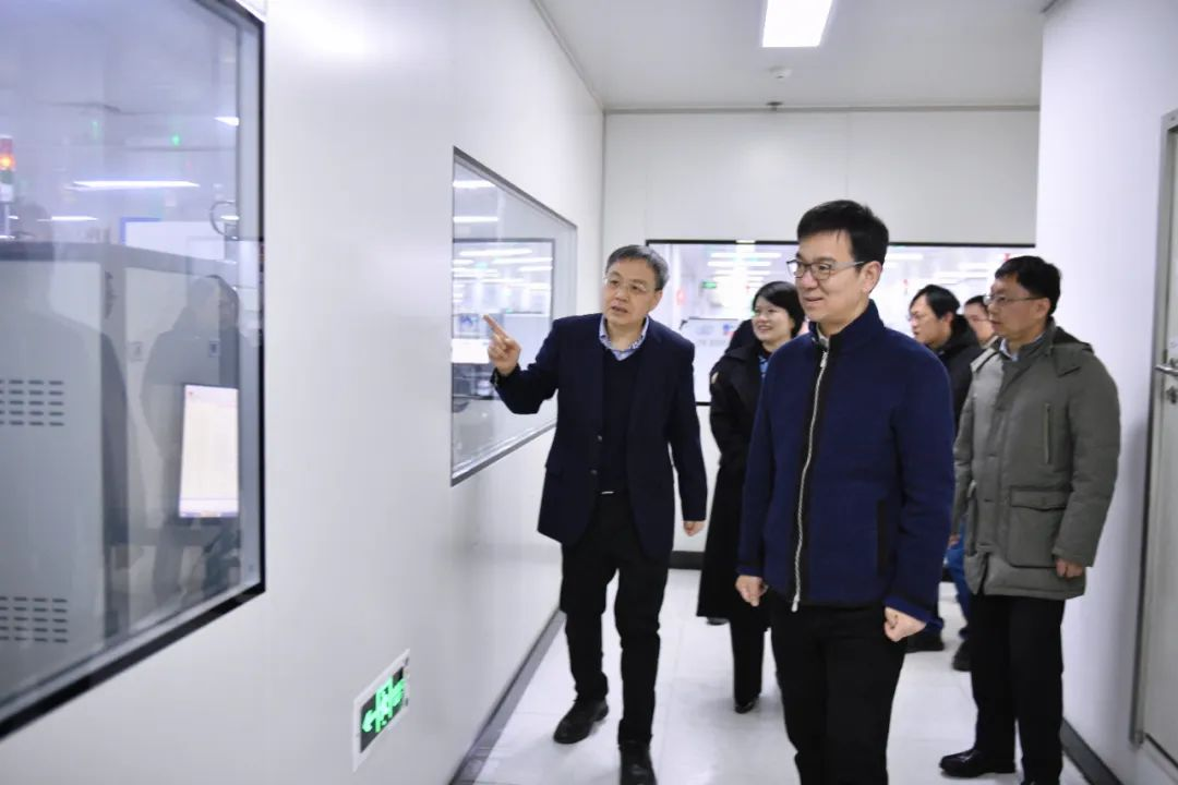 滨江区委书记章登峰走访慰问3522集团的新网站春节坚守岗位的一线干部职工